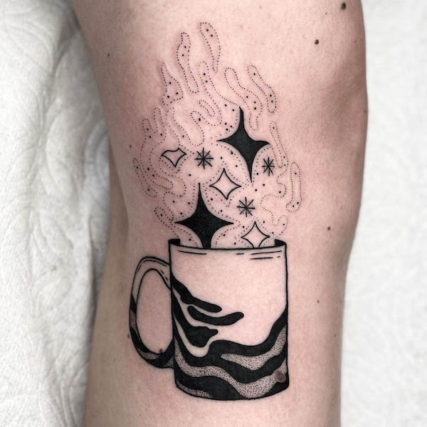 Tatuaggio di tazza di caffè con birra magica di @burdxturd
