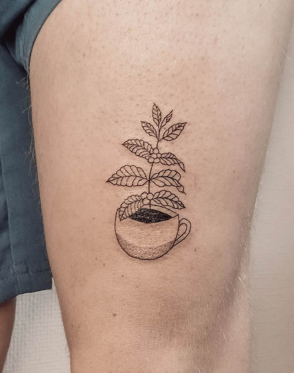 Tatuaggio di caffè e piante da @vignette.tattoo