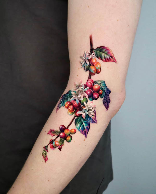 Tatuaggio di una splendida pianta di caffè da @non_lee_ink