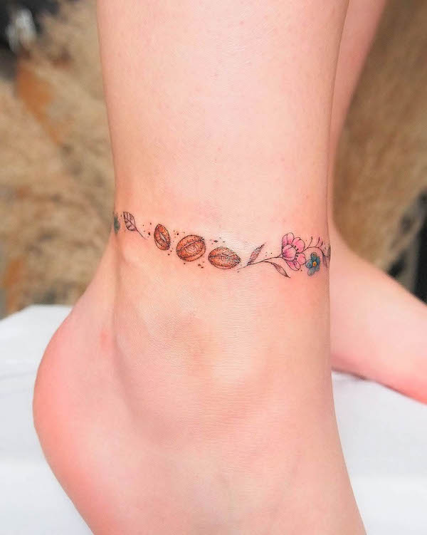 Tatuaggio carino di chicchi di caffè cavigliera da @deni.tattooing