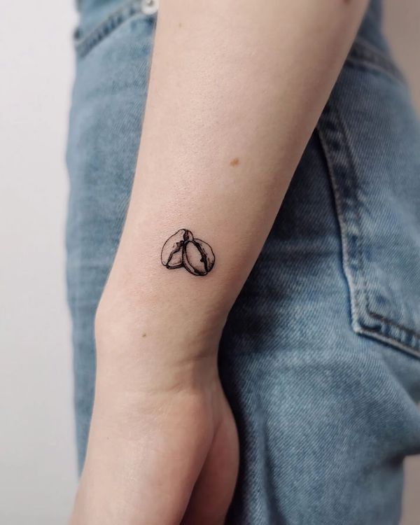 Piccolo tatuaggio con chicchi di caffè da @madlen.tattoo