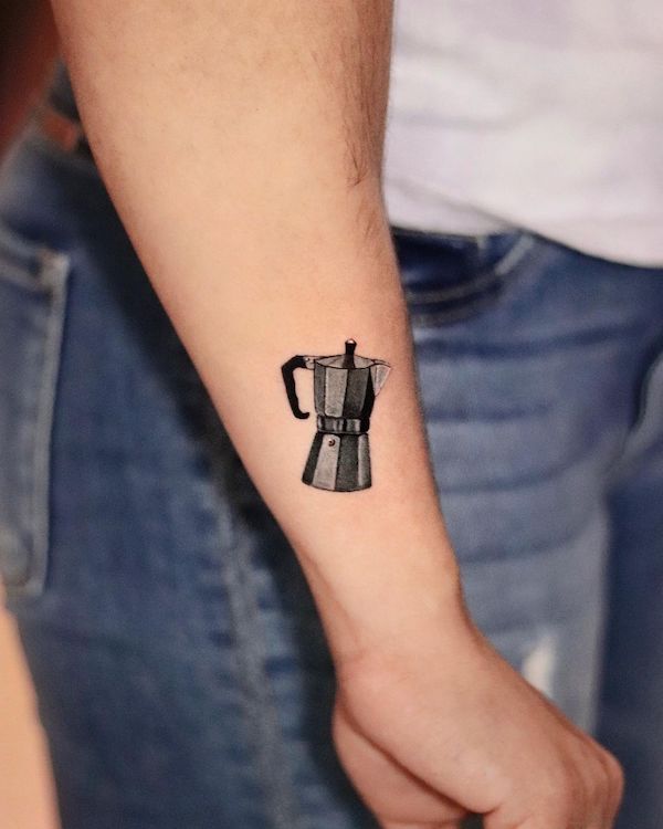 Tatuaggio con caffettiera nera moxa pot di @sophie_suicide