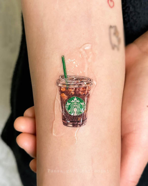 Tatuaggio con caffè freddo Starbucks di @pansa_girl.tattooist
