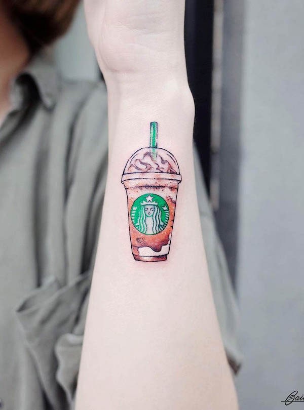 Tatuaggio Iced Starbucks di @baibutattoo