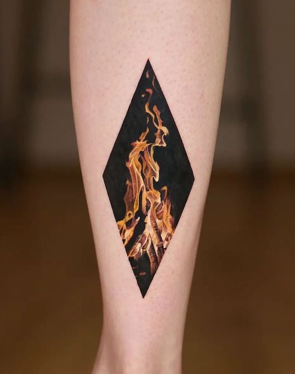 Splendido tatuaggio con fiamme di @thommesen_ink