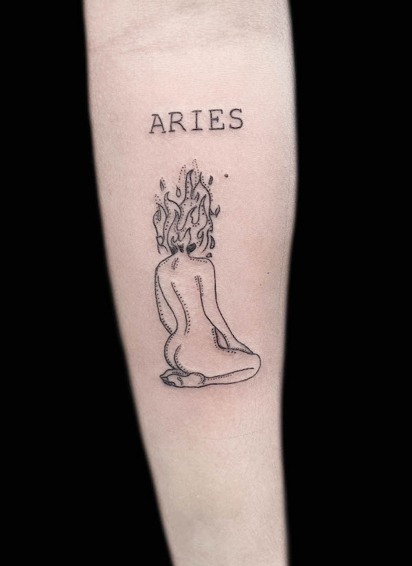 Ragazza in fiamme tatuata da @darkmagicmagazine