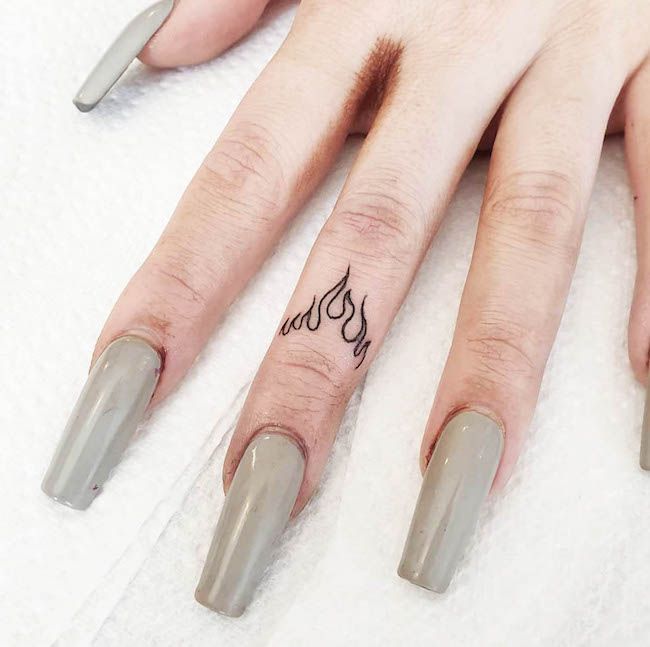 Tatuaggio con fiamma ardente sul dito medio di @emjaytattoo - Idee per tatuaggi sulle dita più delicati