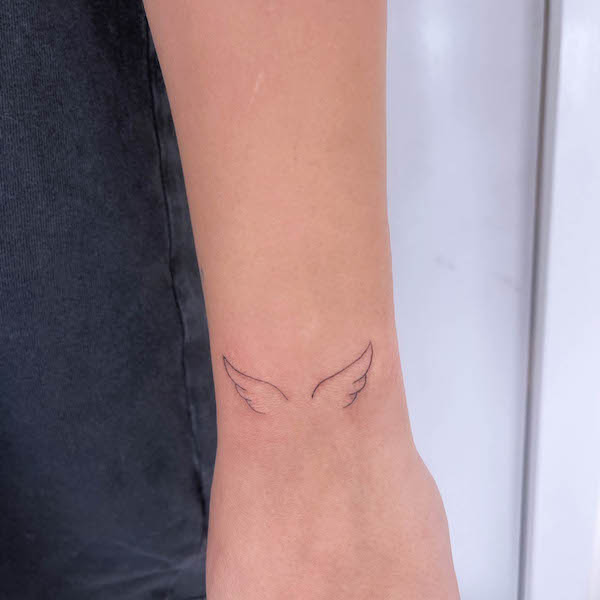 Semplice piccolo angelo tatuaggio da polso da @teagantatt