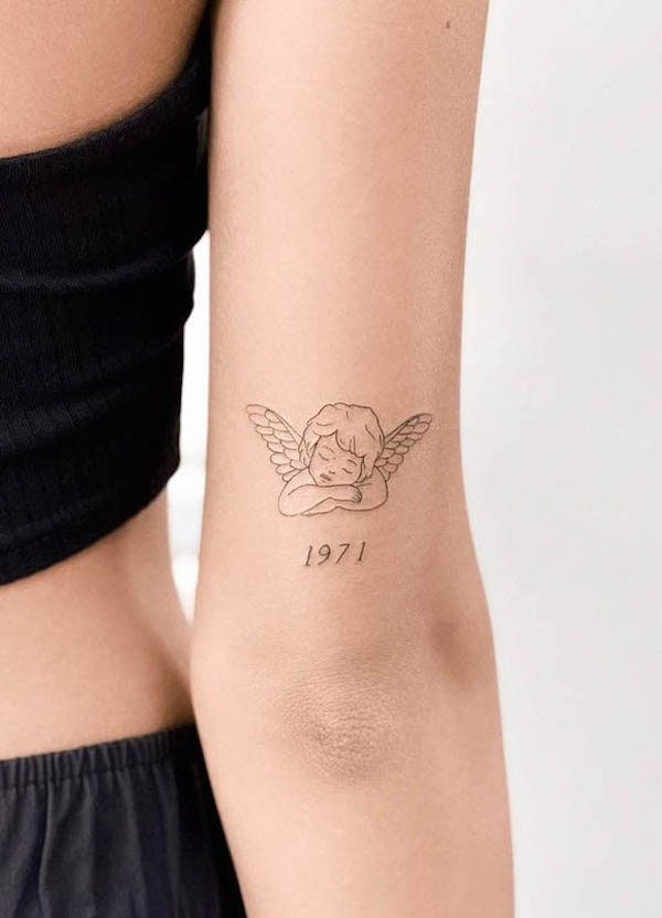 Angelo tatuato con l'anno di nascita da @zeetattooo