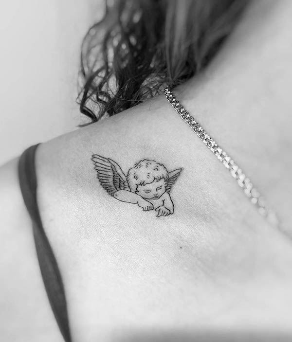 Carino il tatuaggio della clavicola del bambino angelo da @annija.tattoo