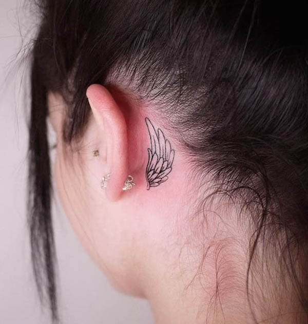 Ala d'angelo dietro l'orecchio di @mint_hontattoo