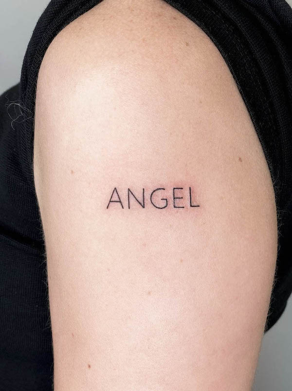 Tatuaggio Angelo con una sola parola di @kyleytattoos