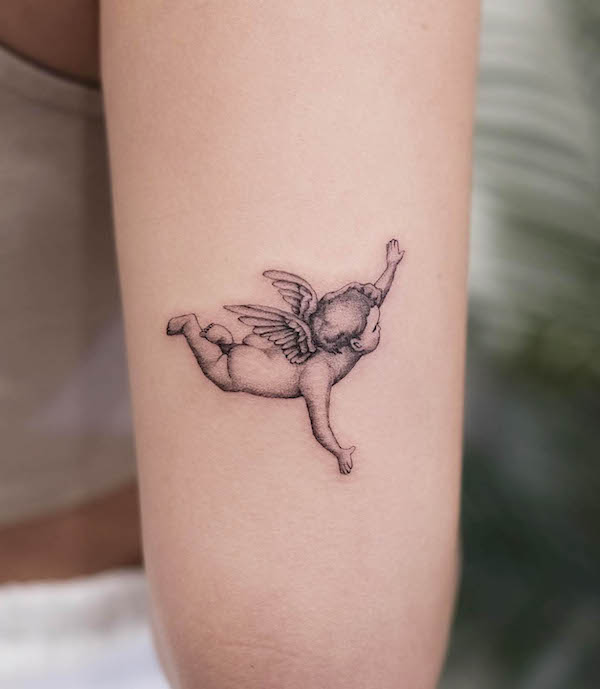 Piccolo angelo volante tatuato da @tattooist_erick