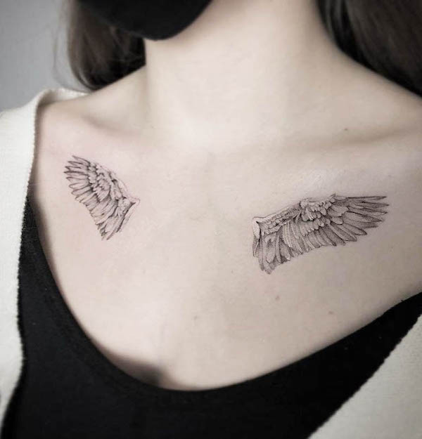 Tatuaggio di ali di angelo sul petto da @tattoos.by_.sztrk