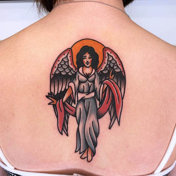 Tatuaggio tradizionale con angelo sulla schiena di @kenny_tattooer