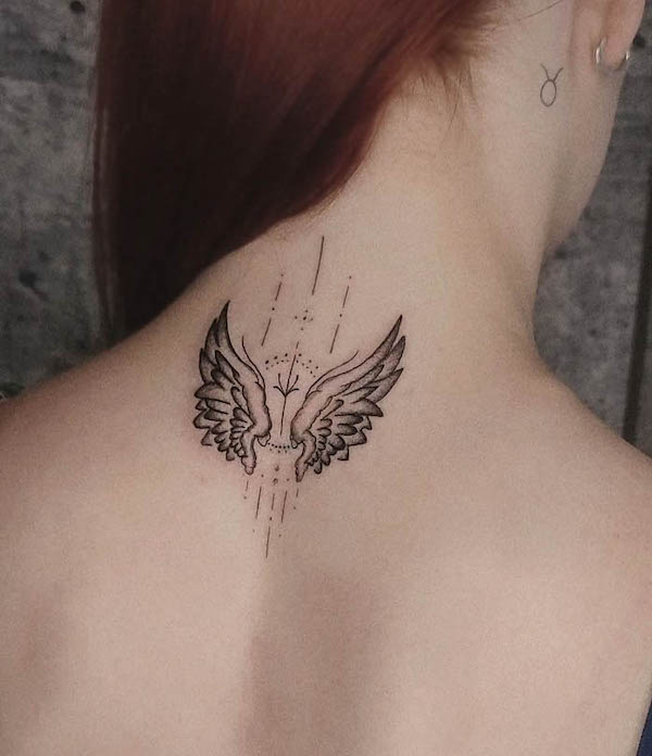 Tatuaggio intricato di un angelo sulla schiena di @vikink