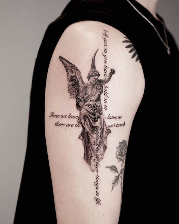 Tatuaggio con manica a forma di angelo da @x.axe_.ink