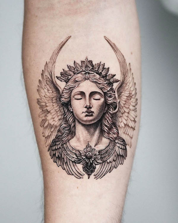 Tatuaggio dettagliato dell'avambraccio dell'angelo di @tattooer_amu
