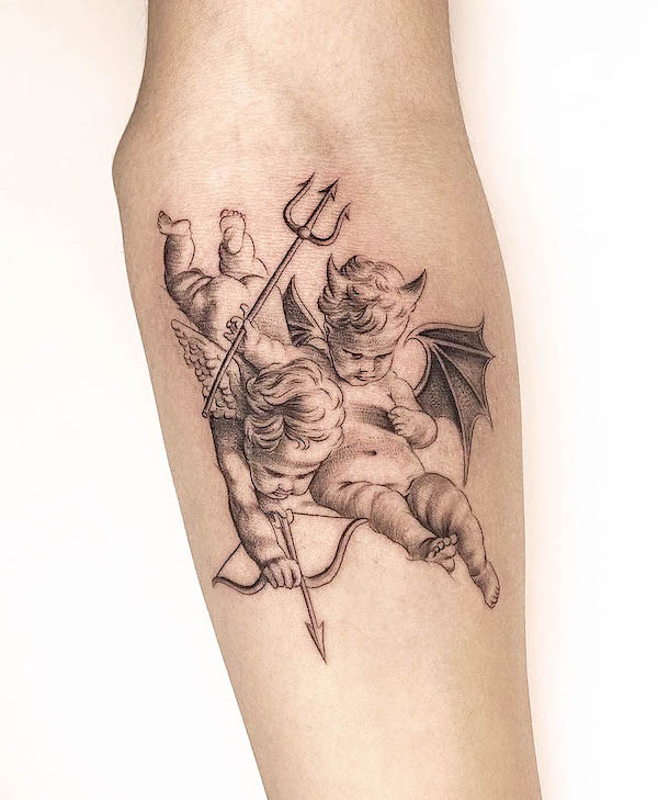 Tatuaggio intricato con angelo e diavolo di @denyztattoo