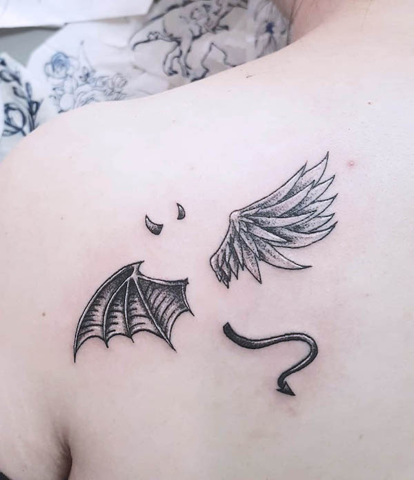 Tatuaggio di angelo e scapola di diavolo di @sageinktattoo