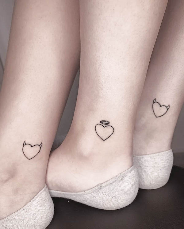 Tatuaggi di cuori di diavolo e angelo abbinati ai piedi di @tgart_tattoo