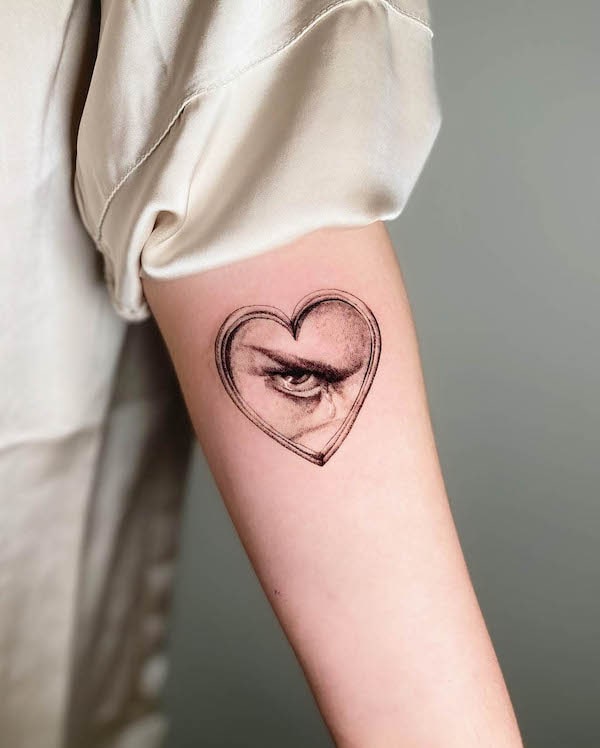 Tatuaggio a forma di cuore di angelo caduto di @jardin.de.sam