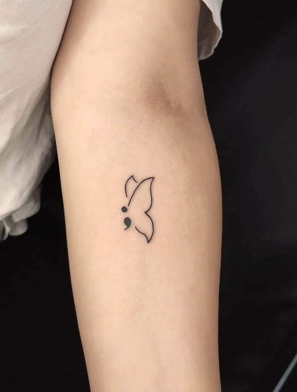 Tatuaggio semplice ala d'angelo punto e virgola di @ozgurisiktattoo