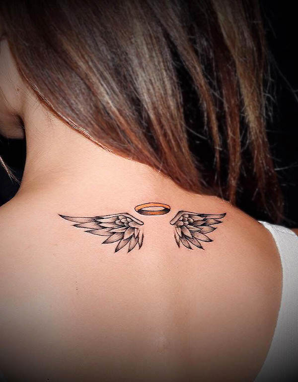 Tatuaggio del collo con ali di angelo di @samh_tattoo