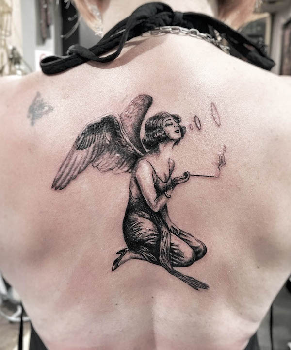 Tatuaggio unico sulla schiena a forma di angelo di @jasonkeehntattoo