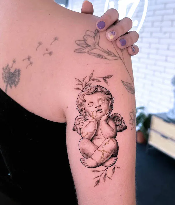Tatuaggio a manica di angelo kintsugi di @falcontattooist
