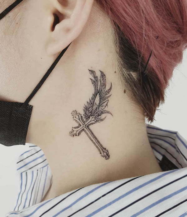 Tatuaggio con ala di angelo e croce di @tatuatore_dante