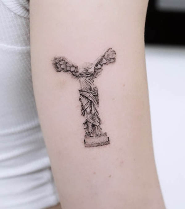 Statua di angelo tatuata da @joey.tatts