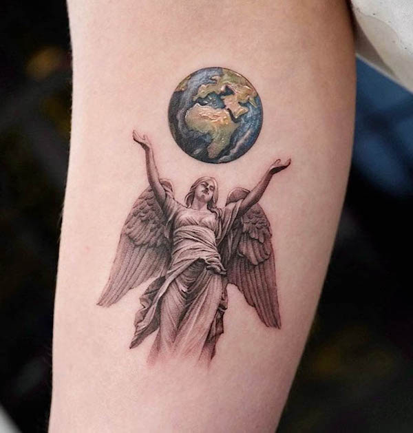 Angelo e il globo tatuato da @drag_ink