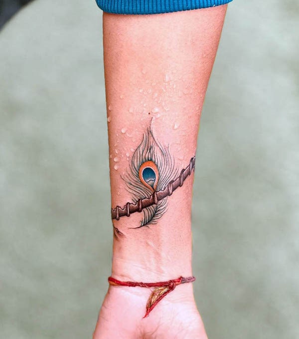 Tatuaggio Mor Pankh sul polso di @mit_patel_2512