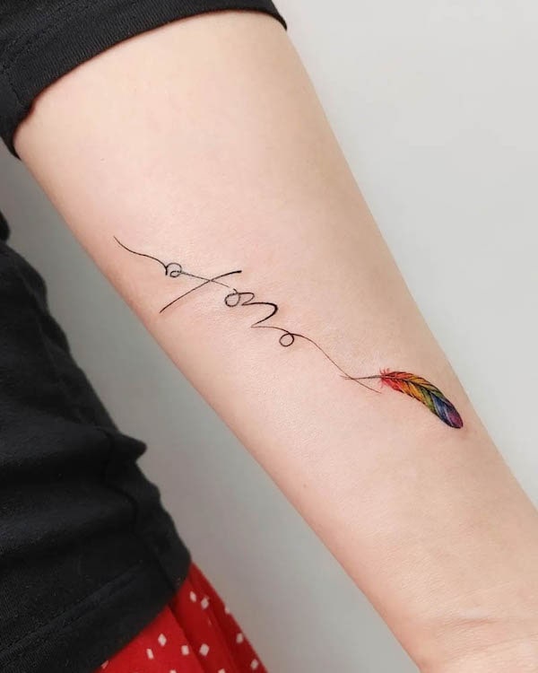 Tatuaggio con nome e piuma di @tattooist_ssdam