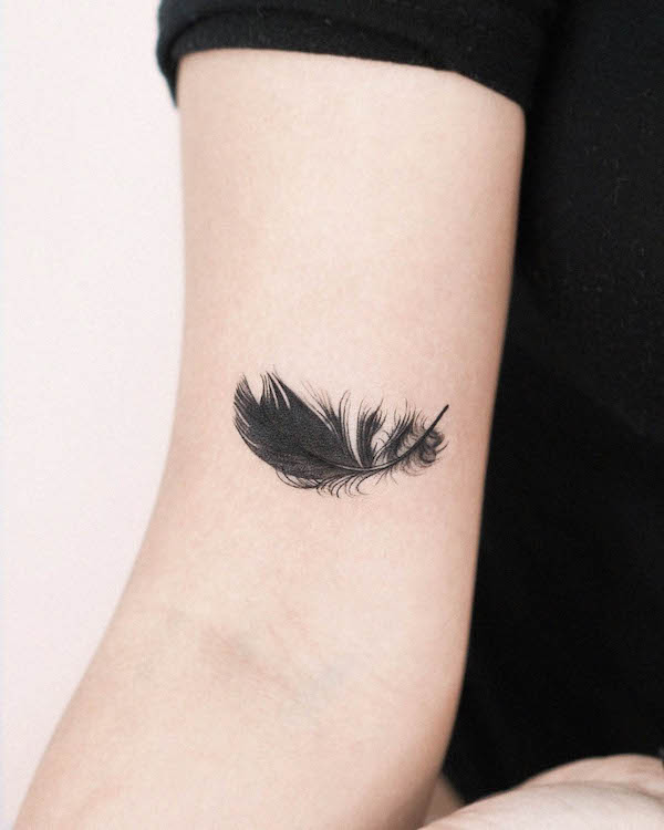 Intricato tatuaggio di piume nere di @hansantattoo