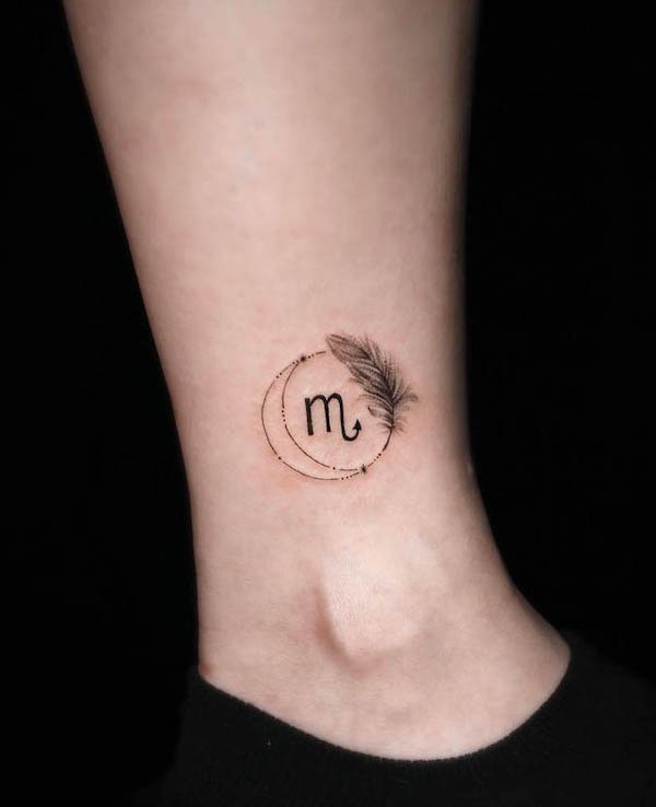 Tatuaggio con piume di scorpione da @cwm.tattoo