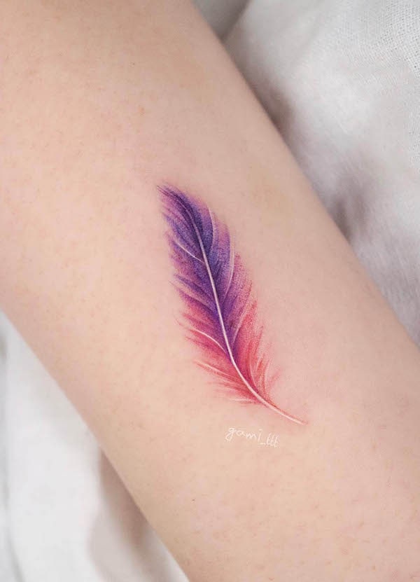 Tatuaggio super dettagliato di piume viola e rosa di @gami_ttt