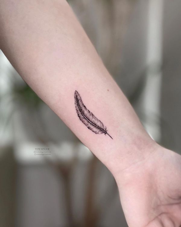 Tatuaggio del polso con piume semplici di @tomsingertattoos