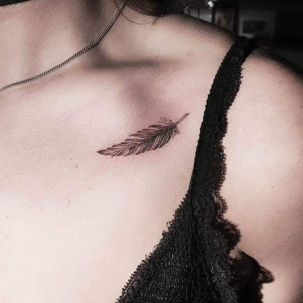 Piccolo e semplice tatuaggio della clavicola con piume di @joeydeboer