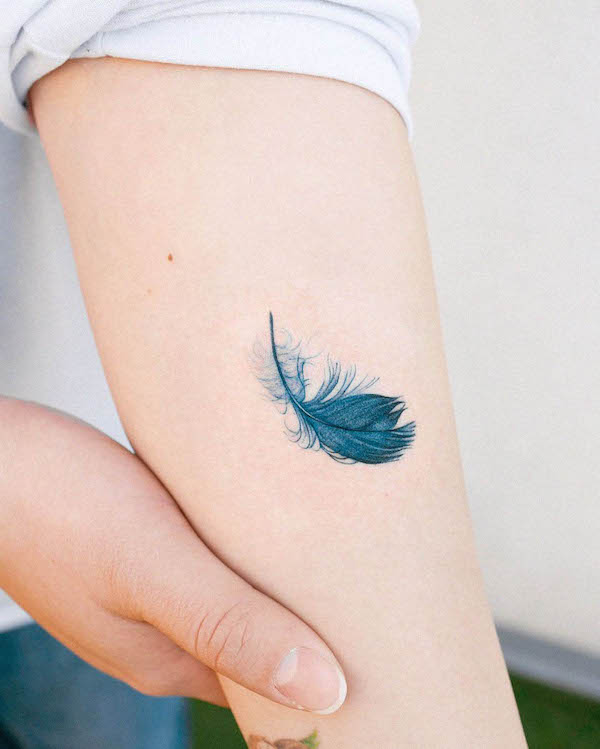 Tatuaggio di una piccola piuma blu di @hansantattoo