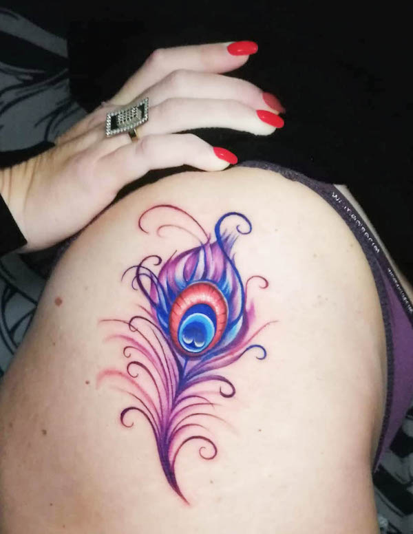 Tatuaggio vibrante con piume di pavone di @zulezutattoo