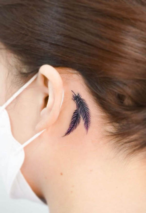 Piccolo tatuaggio dietro l'orecchio di @o.ri_tattoo