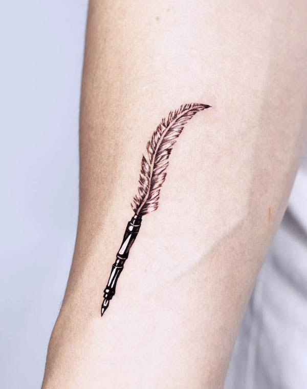 Tatuaggio con penna e piuma di @sorono_tattoo