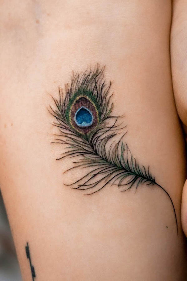 Tatuaggio dettagliato con piume di pavone di @natashapanattoni
