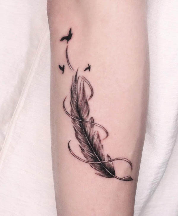 Piuma magica e uccelli tatuati da @saebom_tattoo