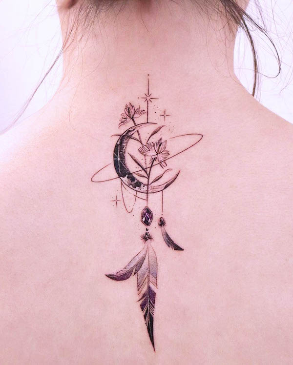 Tatuaggio Luna e piume sulla schiena di @tattooist_giho_