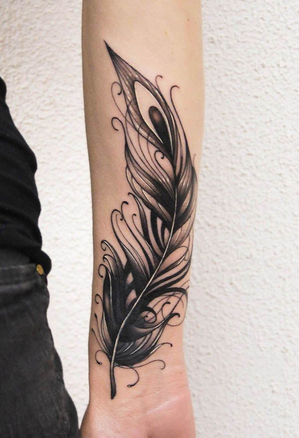 Tatuaggio super audace con piume nere di @greenydraws