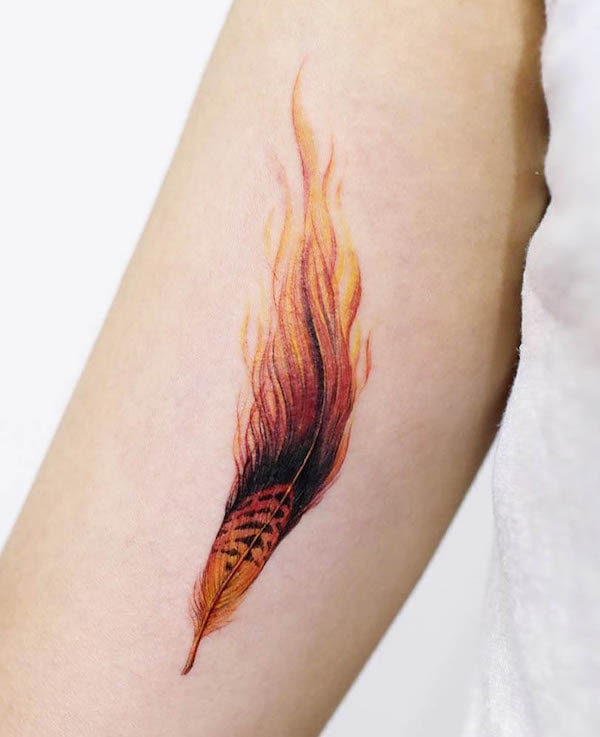 Tatuaggio con piume di fenice di @tattoist_doy
