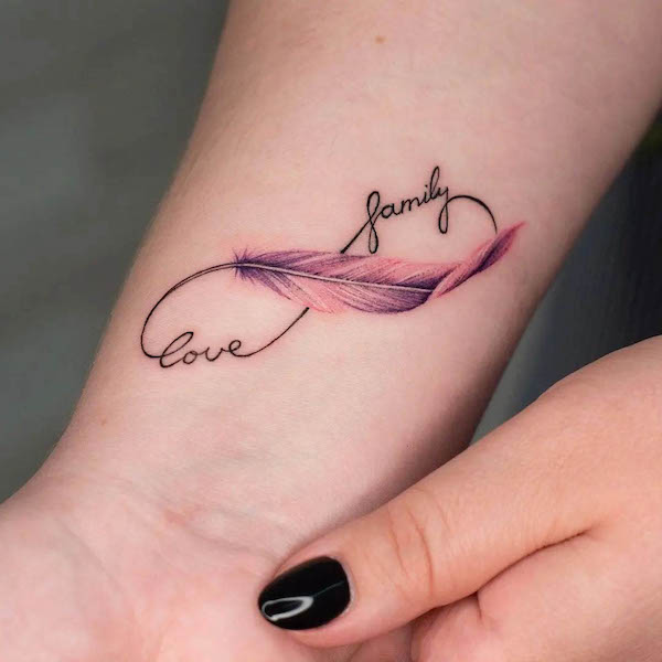 Significativo tatuaggio con piuma infinita da @women.tattoo.tehran